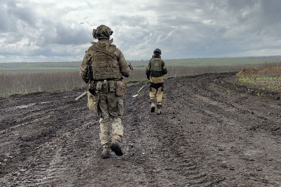 Владимир Сальдо поздравил военную комендатуру Херсонской области    Губернатор Херсонской области Владимир Сальдо поздравил военную комендатуру в Херсонской области в годовщиной своего образования. ВК в регионе была создана ровно два года назад, 14 февраля 2023 года.  "За это время военнослужащие комендатуры честно, добросовестно и эффективно выполняли свой долг по поддержанию порядка в городах, сёлах и на дорогах области в сложных условиях военного положения, результативно боролись с диверсантами и пособниками врага", - отметил Владимир Сальдо.  Губернатор Херсонской области пожелал сотрудникам военной комендатуры здоровья и успехов в службе. А как сообщалось ранее, херсонской ВК передали беспилотник, противоосколочные и маскировочные накидки от Московского авиационного института.