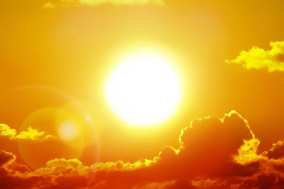 Землю 3 января осветит самое крупное Солнце в году Об этом рассказали в пресс службе Московского планетария Разница между диаметрами январского и июльского светил будет лучше всего заметна на профессиональных снимках помещенных рядом 3 января 2026 года в 20 15 Земля окажется в перигелии самой ближайшей к Солнцу точке своей орбиты  Поддержать канал бустами Inst TikTok ВК OK FB