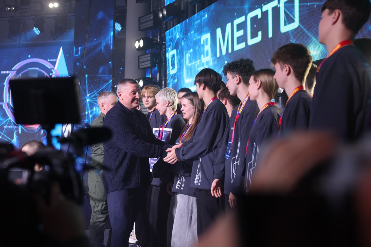 Андрей Бочаров вручил награды победителям фиджитал игр Код Победы Сталинградский вызов в новом центре Форум клуба Юный ястреб Губернатор поддержал предложение провести спартакиаду среди студентов колледжей техникумов всех средних профессиональных учебных заведений Волгоградской области Она пройдет в рамках V молодежного фестиваля ТриЧетыре Победители Общекомандный зачет команда Пехота Волгоградского колледжа управления и новых технологий имени Юрия Гагарина 1 место команда СталГРЭС Волгоградского энергетического колледжа 2 место команда Операция Уран Волгоградского технологического колледжа 3 место тактика Волгоградский колледж управления и новых технологий имени Юрия Гагарина фиджитал футбол Волжский институт экономики педагогики и права фиджитал баскетбол Волгоградский строительный техникум шахматы Ленинский агропромышленный техникум снайпинг Волгоградский медико экологический техникум фиджитал двоеборье Гонка дронов Волгоградский технологический колледж Подписаться Перейти на сайт MAX