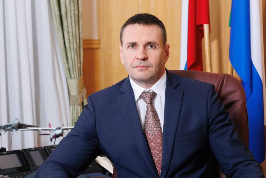 Дмитрий Демешин поздравил жительниц Хабаровского края с Днём матери В своем обращении глава региона подчеркнул что женщина не просто дарит новую жизнь она окружает маленького человека заботой и любовью учит самому необходимому Президент России Владимир Путин ставит задачу по всесторонней поддержке государством семей с детьми Для ее реализации в крае действуют многочисленные механизмы и инструменты в числе которых один из самых важных президентский нацпроект Семья   Сегодня в регионе 180 тысяч семей 24 тысячи из них многодетные Создание условий для увеличения числа таких ячеек одна из приоритетных задач В завершение губернатор Дмитрий Демешин пожелал жительницам края неиссякаемого счастья и любви нацпроекты27