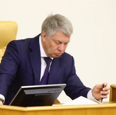 Губернатор Алексей Русских приказал отнять у жителей 167 многоквартирных домов в Ульяновске право копить деньги на капремонт на специальных счетах По решению городских властей, взносы теперь будут поступать на общий счет регионального оператора — в Фонд модернизации жилищно-коммунального комплекса Ульяновской области. Причина такого решения в интерпретации администрации города под руководством Александра Болдакина проста: собственники ЯКОБЫ не справились с организацией ремонта в своих домах. Как пояснил выдумку директор Фонда модернизации ЖКК Андрей Ещеркин, в этих домах давно нужно было отремонтировать крыши, трубы, фасады или заменить лифты, но этого так и не сделали. Проще говоря, жители по версии чиновников такие бездари, что не воспользовались своим правом самостоятельно распоряжаться деньгами и организовывать ремонт. Теперь этим займется региональный фонд, ставший ещё одним источником обогащения группы Русских. Мэрия Ульяновска опубликовала полный список адресов, попавших под "экспроприацию" по ссылке Ульяновцы могут смело жаловаться в прокуратуру и обращаться в суд. Либо терпеть беспредел Русских дальше. Источник: ВЧК-ОГПУ