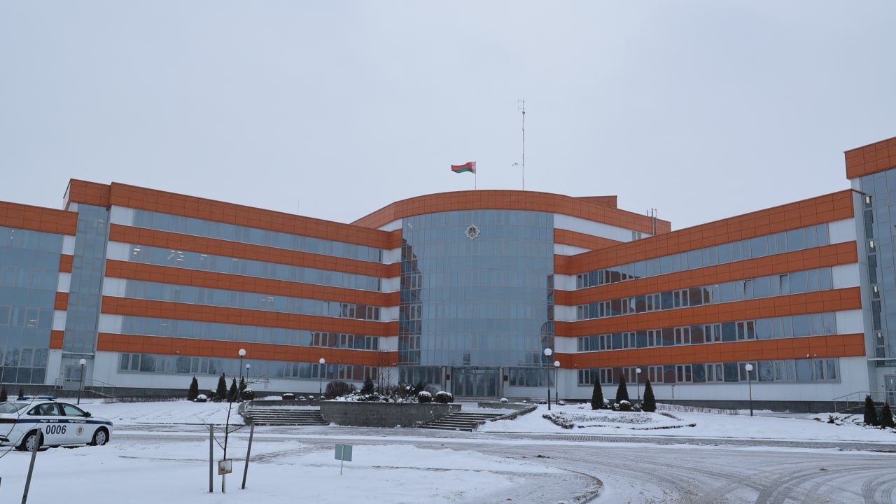 Пополнение в ряду учебных заведений МВД колледж мвд С 1 января в соответствии с Указом Главы государства начал функционирование Колледж Министерства внутренних дел Республики Беларусь В 2026 году будет осуществлен первый набор на обучение по программе среднего специального образования по специальности Правовое обеспечение общественной безопасности с присвоением квалификации Юрист Срок обучения составит 1 год 10 месяцев на базе общего среднего образования Современная учебно материальная база технические средства обучения высококвалифицированный преподавательский состав позволят на высоком уровне готовить молодых специалистов для различных подразделений органов внутренних дел  А чтобы не пропустить важные новости подписывайтесь на интернет ресурсы учреждения образования в Telegram и Instagram pressmvd