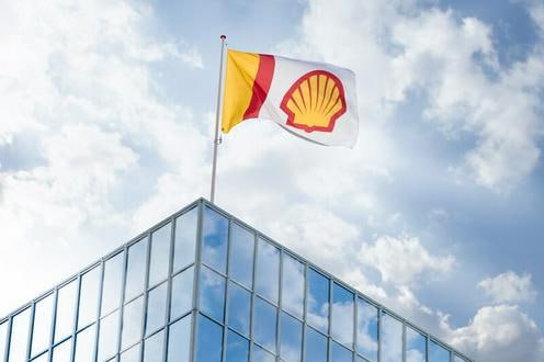 Компания Shell приостановит инвестиции в Казахстан на время урегулирования судебных претензий со стороны государства к крупнейшим нефтяным компаниям Об этом сообщил ее главный исполнительный директор Ваэль Саван пишет Bloomberg Это влияет на наше желание дальше инвестировать в Казахстан сказал он комментируя решения арбитражей по спорам с республикой Сейчас Астана ведет несколько судебных процессов против западных компаний требуя компенсаций как в национальных судах так и в международном арбитраже Только по одному из них сумма возможных выплат может составить 4 млрд Подробнее на нашем сайте Актуальные новости из Центральной Азии fergananews