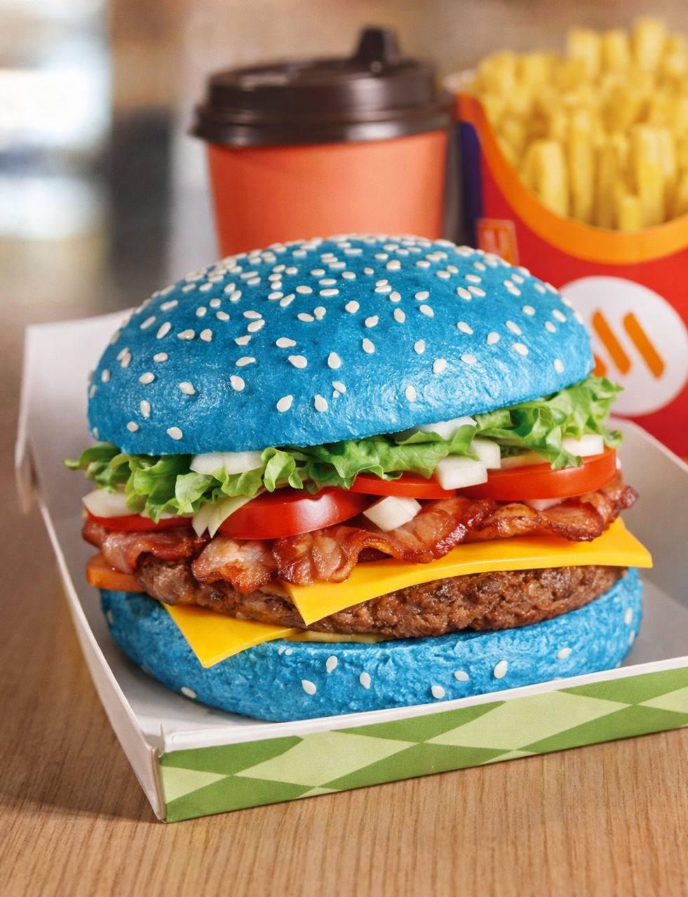 Во Вкусно и точка появится голубой бургер Новинку уже заприметили в московских заведениях сети хотя состав остаётся в секрете Пишут что он станет продолжением цветной линейки после розового бургера Hello Kitty Мы на низком старте