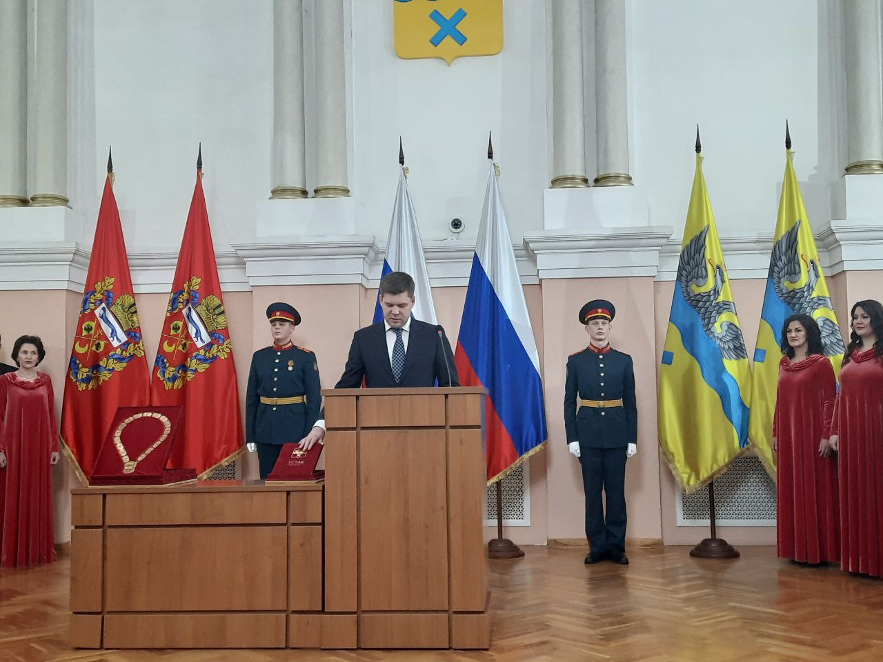 Юмадилов принес присягу жителям Оренбурга В администрации проходит церемония назначения на должность главы города Альберта Юмадилова Как передает ЕАН избранный чиновник произнес слова присяги жителям города На инаугурацию пришел поздравить Юмадилова с новой должностью губернатор Евгений Солнцев Он поставил основные задачи решить проблему транспорта мусора и сделать город красивым и комфортным с сохранением исторического центра Напомним депутаты Оренбургского горсовета сегодня избрали на пост главы Оренбурга врио главы города Альберта Юмадилова Подпишитесь на канал ЕАН Оренбург