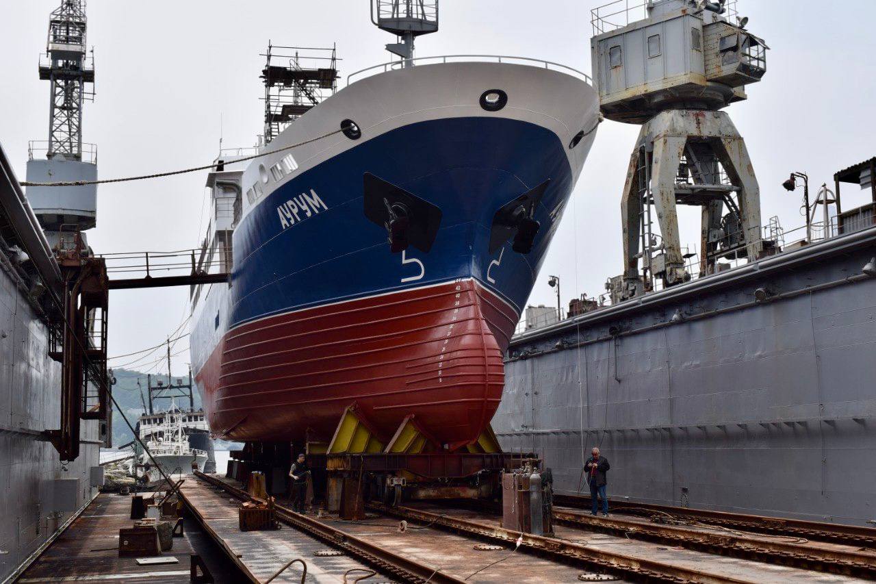 ОСК спустила на воду краболовное судно «Аурум» проекта 03141 На Восточной верфи управляющая компания – Амурский судостроительный завод ОСК состоялась торжественная церемония спуска на воду нового краболовного судна «Аурум» проекта 03141. Судно оборудовано ловушками для промысла краба и креветки, а также способно выполнять ярусный лов рыбы. На борту обеспечены условия для хранения улова, а также транспортировки в порт в живом виде в RSW-танках с охлажденной морской водой. Проект 03141 имеет высокую скорость и мореходные качества, необходимые для работы в сложных метеоусловиях бассейнов Охотского и Берингова морей. Район плавания судна не ограничен, а ледовый класс позволяет регулярно эксплуатировать судно в мелкобитом льду толщиной до полуметра. После завершения достроечных работ и проведения ходовых испытаний судно будет передано заказчику для работы в дальневосточном рыбопромысловом регионе. «Аурум» стало восьмым в серии судов — краболовов, строящихся на Восточной верфи по программе «Квоты под киль». Суда этого проекта выпускаются на предприятии с 2019 года. В проект 03141 заложена концепция универсального модульного комплекса. ОСК