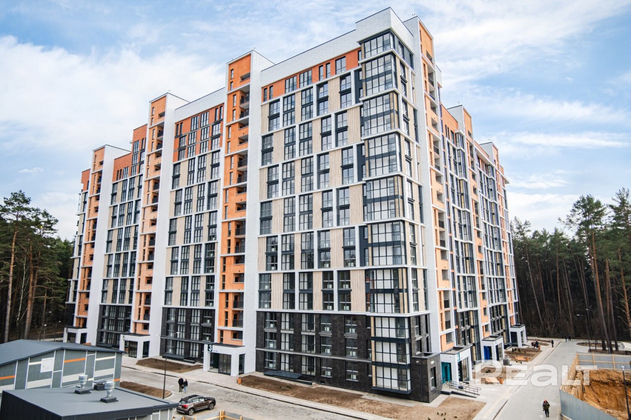 В Уютном выставили на продажу много квартир без паркинга Цена за метр доходит до 2220 долларов В ЖК Уютный продолжается стройка второго дома Сегодня Минскстрой предложил всем желающим еще 48 квартир в строящейся многоэтажке Двушки и трешки теперь продаются без паркинга но по более высокой стоимости 1710 2220 долларов за квадрат Получается что за двухкомнатную квартиру придется заплатить более 120 тысяч долларов а за трехкомнатную более 136 тысяч долларов Второй дом сдадут в 2027 году