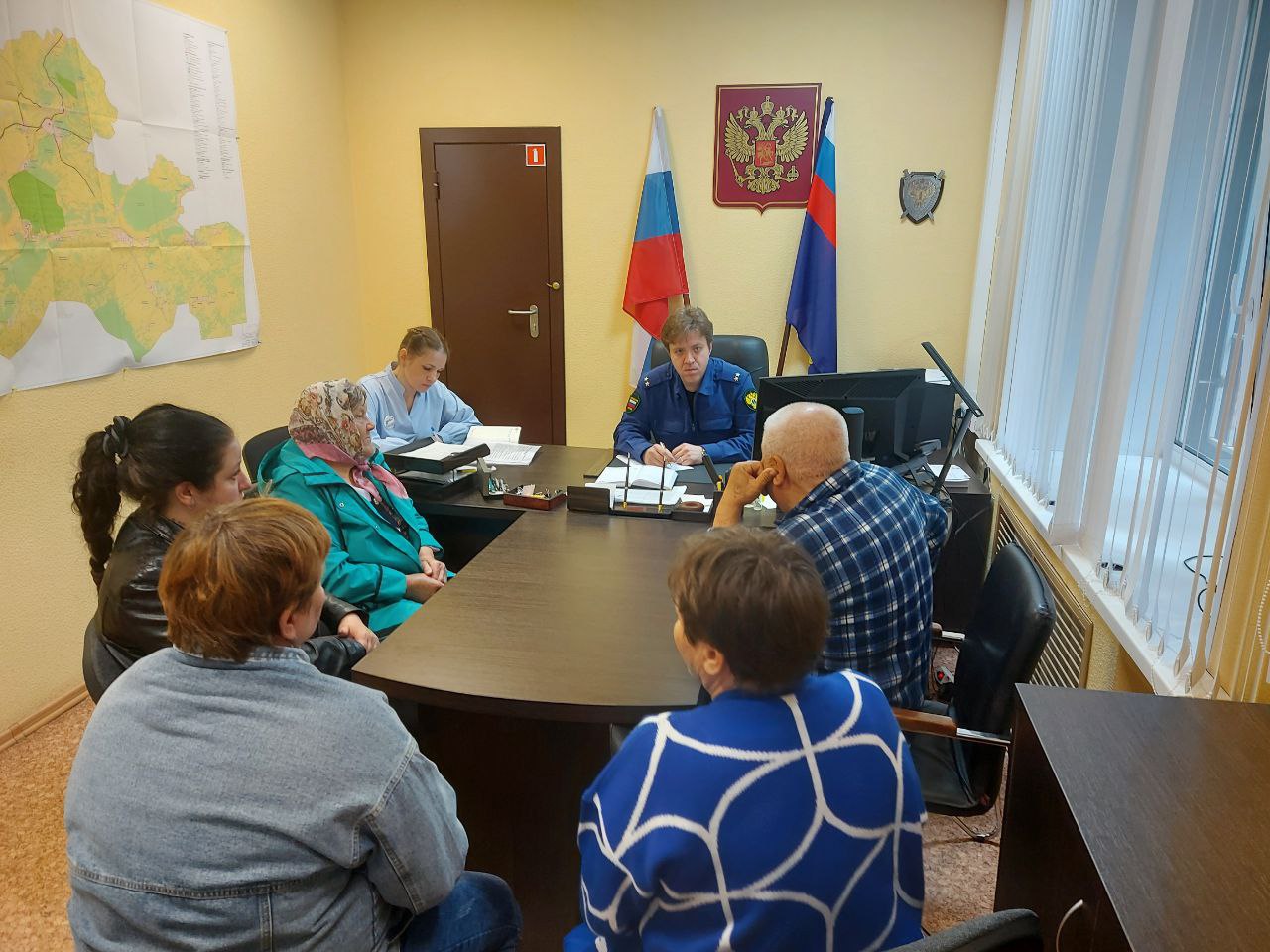 Прокурор Упоровского района Дмитрий Софьин совместно с представителем территориального отделения фонда «Защитники Отечества» провел встречу с членами семей участников специальной военной операции В ходе встречи обсуждены вопросы, касающиеся поддержки семей, в том числе тех, которые потеряли своих близких вовремя выполнения служебного долга. Семьи рассказали прокурору о своих трудностях, с которыми им пришлось столкнуться, а также задали интересующие их вопросы. Прокурор выслушал каждого обратившегося к нему и разъяснил порядок получения мер социальной поддержки, принял обращения, по которым организованы проверочные мероприятия.