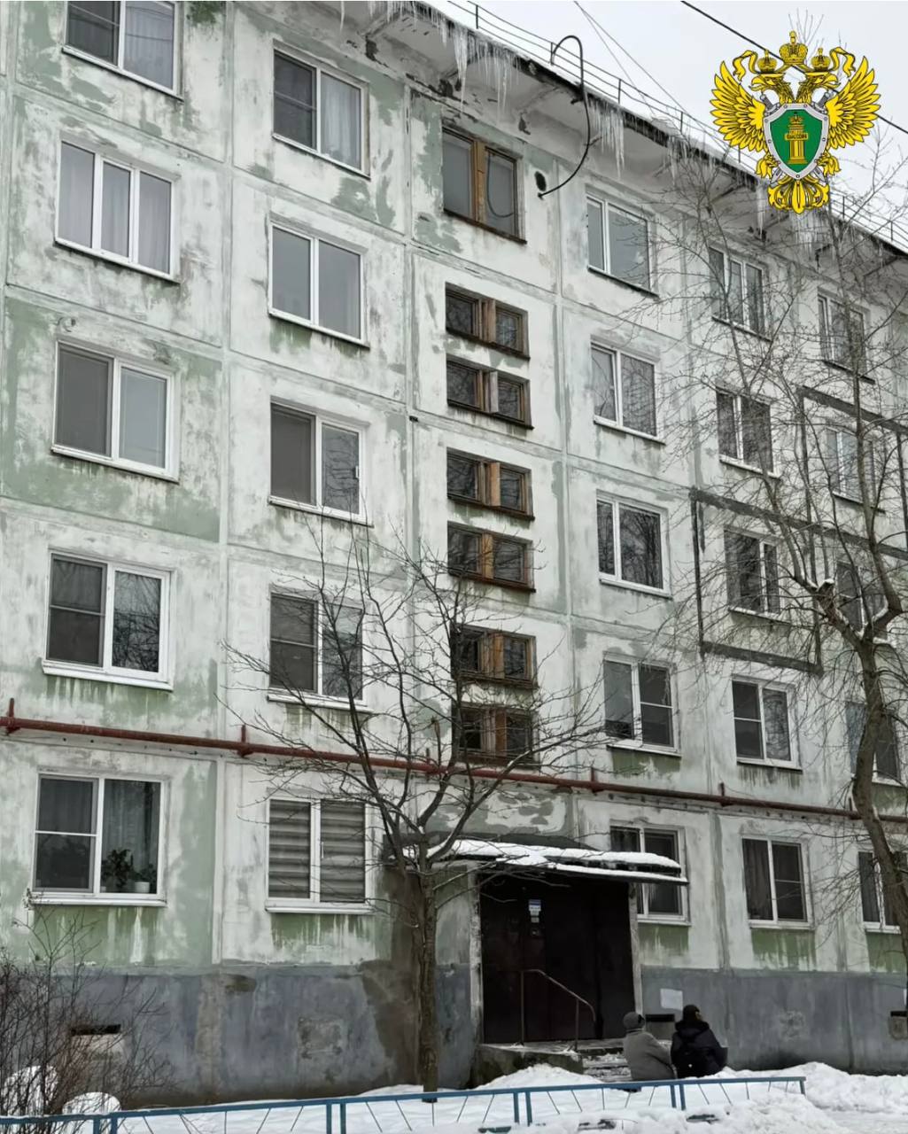 Житель г Северодвинска признан виновным в жестоком обращении с животным Мировой судья судебного участка 5 Северодвинского судебного района Архангельской области согласился с позицией государственного обвинения и признал 45 летнего жителя города Северодвинска виновным по ч 1 ст 245 УК РФ жестокое обращение с животным в целях причинения ему боли и страданий из хулиганских побуждений повлекшее его гибель Установлено что 23 08 2025 находясь в состоянии опьянения в квартире расположенной на пятом этаже дома по ул Первомайская в г Северодвинске после конфликта с сожительницей одновременно с ее вещами выкинул в окно собаку породы американский стаффордширский терьер В результате падения животное погибло в ветеринарной клинике куда его привезли неравнодушные граждане Подсудимый вину в совершении преступления признал Приговором суда ему назначено наказание в виде 120 часов обязательных работ