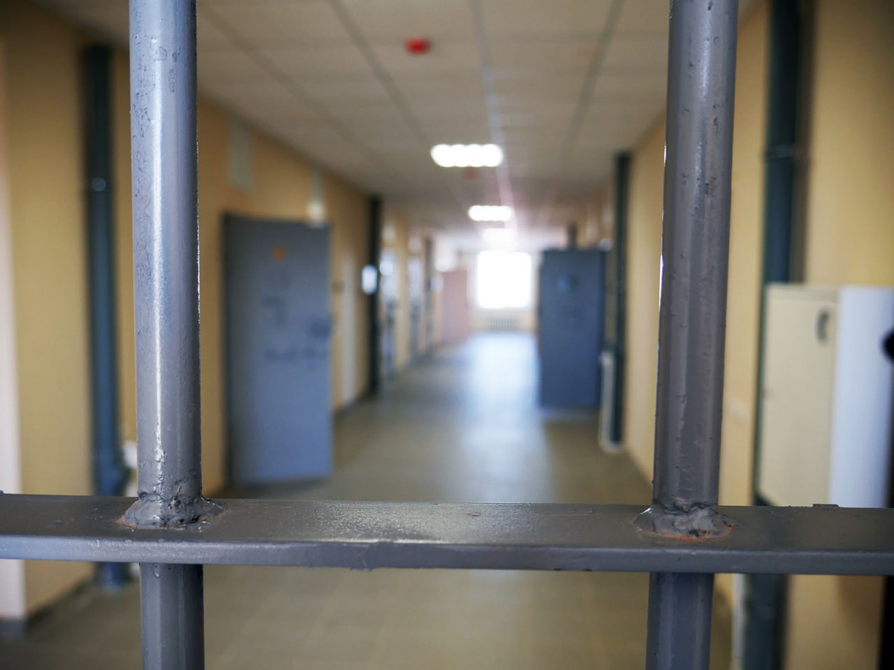 Полицейские Златоуста задержали подозреваемого в причинении травмы работнику национального парка «Таганай» Житель Златоуста стал фигурантом уголовного дела после нападения на работника нацпарка «Таганай» и причинения ему травмы головы. 40-летний мужчина катался на велосипеде по парковой территории, не соблюдая правила посещения, предписывающие пройти обязательную процедуру регистрации. Неоднократные требования работника велосипедист игнорировал, а после очередного замечания злоумышленник нанес ему удар в голову. Место происшествия нападавший покинул, а травмированный мужчина обратился за медицинской помощью и написал заявление в полицию. Стражи порядка подробно расспросили потерпевшего об обстоятельствах инцидента, установили свидетелей случившегося. На розыск злоумышленника были ориентированы все наружные службы. В ходе проведенных мероприятий нападавшего по приметам задержал экипаж Госавтоинспекции, находившийся на маршруте патрулирования в районе проспекта Гагарина. Подозреваемого доставили в Отдел полиции «Новозлатоустовский» для дальнейшего разбирательства. По обстоятельствам умышленного причинения легкого вреда здоровью возбуждено уголовное дело. #мвд74 #полиция74 #полицияюжногоурала #челябинскаяобласть