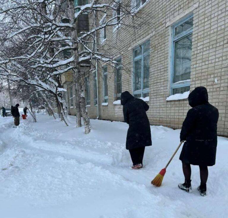 Коммунальщики рассказали, какие дворы Приамурья очищены от снега   Управляющие компании продолжают ликвидировать последствия циклона, принёсшего в Приамурье рекордное количество снега.  О том, где убрались «управляйки» Прогресса и Шимановска, они рассказали на видео. В Прогрессе УК «Заказчик» очистила придомовую территорию на улице Советской, 19. Возле пятиэтажки коммунальщикам удалось счистить полуметровый слой снега.  Теперь жильцам явно проще подойти и подъехать к своим подъездам. В Шимановске УК «Жилсервис» очистила территории первого и второго микрорайонов, улицы Новостроящейся и посёлка Мелиоратор.  В уборке участвовали девять работников и спецтехника. Помимо этого, коммунальщикам помогали местные жители – они провели субботники.