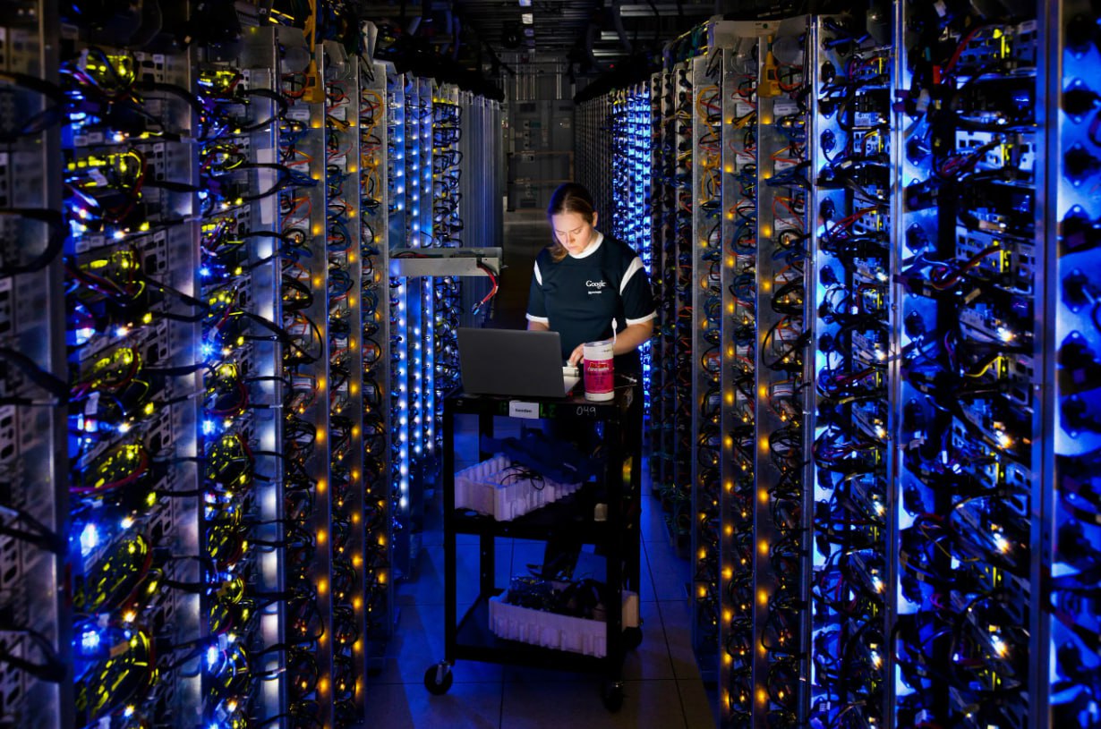 Google направила российским интернет провайдерам письмо в котором сообщила что планирует забрать кэширующие серверы модели Dell R720 Об этом РБК рассказали несколько источников среди провайдеров Речь идет у серверах которые использовались в рамках системы Google Global Cache GGC которая ускоряет доставку контента для пользователей Google устанавливает такие серверы у операторов связи в разных странах мира в том числе до 2022 года в России На этих серверах хранится кэшируется контент Google наиболее востребованный интернет пользователями ролики YouTube карты обновления для приложений на Android и браузера Chrome а также изображения из поиска Google За счет того что этот контент хранится на локальных серверах его загрузка происходит быстрее В письме которое процитировано в Telegram канале Ордерком сказано что указанная модель серверов Dell снята с производства Уважаемый партнер GGC обращаем ваше внимание на то что мы будем выводить из эксплуатации машины Dell R720 размещенные в вашей инфраструктуре Эти машины сняты с производства и не имеют гарантийного срока Все остальные машины Google Global Cache размещенные в вашей сети останутся в эксплуатации говорится в письме Вывод из эксплуатации планируется начать 26 января 2026 года Россиянам долгое время рассказывали об устаревании расположенного в России оборудования Google и вот оно действительно устарело а замены ему в обозримом будущем не предвидится А значит проблемы весьма вероятно будут не только с YouTube который и так блокируется в России но и со всей экосистемой Google включая облачное хранилище Google Drive приложения семейства Google Docs а главное со смартфонами на Android которые в России по состоянию на конец 2025 года занимают 85 90 рынка Кроме того вырастет нагрузка на сети операторов связи весь тот гигантский объем трафика который раньше крутился внутри сетей провайдеров внутренний трафик выплеснется на внешние пограничные каналы связи Из за этого начнет тормозить не только Google но и весь интернет в целом Провайдерам придется прокачивать больше международного трафика и соответственно тратить больше денег на внешние каналы что в свою очередь приведет к росту тарифов Как это ни парадоксально но российские власти получили ровно то чего они добивались Чиновники годами мечтали замедлить YouTube и снизить зависимость от западных интернет сервисов тратя миллиарды на оборудование ТСПУ и суверенный рунет а Google взял и сделал всю грязную работу за них и сделал это бесплатно и эффективно Теперь когда YouTube начнет тормозить окончательно а обновления на смартфоны и приложения из Google Play будут качаться часами чиновникам даже не придется оправдываться и придумывать причины по которым это происходит