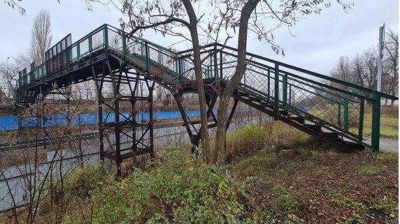 Аварийный мост Стагдок в Липецке готовят к реконструкции за 51 млн рублей Управление строительства Липецка объявило поиск подрядчика для реконструкции пешеходного моста Стагдок через ж д пути на улице МПС Начальная цена контракта 50 9 млн рублей Подать заявку на участие в торгах можно до 13 февраля Стагдок для Липецкая является проблемным мостом К его ремонту власти подступились спустя нескольких лет простоя хотя мост входит в муниципальную программу города Ремонт будет выполняться поэтапно сначала будут демонтированы старые элементы конструкции а уже после возведение новых Мэрия Липецка отмечает что в период реконструкции которая будет проходить на протяжении двух лет для поездов будет сформирован отдельный график Специалистами ведомств будут согласованы графики предоставления глухих окон продолжительностью два часа которые позволят минимизировать влияние работ на регулярное движение поездов Напомним что проект реконструкции моста выполняла питерская компания АСК Строй она получила контракт в ноябре 2024 года Интересно что в 2020 году мост вообще хотели снести Власти даже объявляли закупку на его демонтаж так как мост считался аварийным Однако этого не случилось так как уже бывший начальник липецкого управления строительства и архитектуры Антон Болгов подписал приказ о подготовке документации по планировке реконструкции моста Подписывайся на Площадь