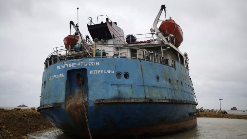 Флоту нужно омоложение  Правительство может запретить с 2030 года доступ в российские морские порты всех судов старше 40 лет.   Суда старше 30 лет должны будут проходить ежегодные проверки, за них придется платить повышенные портовые сборы. Для них хотят ввести минимальные страховые суммы за ущерб, не пуская в порты без страховки. Планируется переложить ответственность за безопасность фрахтуемых судов на грузовладельцев, а заходящих — на собственников терминалов.  Как пишет «Коммерсант», меры по сокращению ветхого флота весной предложила Объединенная судостроительная корпорация  ОСК , которая готова удовлетворить спрос на новые суда. Для финансирования льготного лизинга ОСК могут выделить из бюджета 197 млрд рублей на три года.  Меры обсуждаются в контексте судов класса «река-море». Два таких - «Волгонефть-212» и «Волгонефть-239» - развалились в декабре в Керченском проливе, вызвав экокатастрофу с разливом нефтепродуктов. Сейчас более 80% речного флота и 59% судов класса «река-море» старше 30 лет.