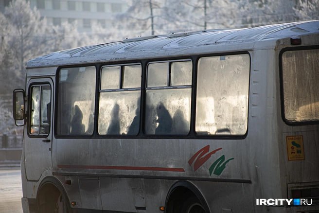 Школьникам Иркутска начали выдавать транспортные карты С 1 января в Иркутске можно оформить персонифицированные электронные карты для бесплатного проезда в городском транспорте Льгота предназначена для детей из малоимущих и многодетных семей семей одиноких родителей инвалидов безработных а также участников СВО Карты будут действовать с 1 января по 31 мая и с 1 сентября по 31 декабря Чтобы оформить электронную карту своему ребенку нужно обратиться по адресу улица Киевская 2 кабинет 14 с паспортом или свидетельство о рождении ребенка справкой из школы СНИЛСом а также документами подтверждающими право на льготу удостоверение многодетной семьи справка об инвалидности родителя или документ подтверждающий участие в СВО После уведомления необходимо прийти с ребенком в каб 20 на Киевской 2 для фото и подачи заявки Через 5 10 дней карту можно получить в расчетно кассовых центрах системы Город Школьники от 14 до 18 лет могут оформить карту самостоятельно Оформление доступно круглый год Консультации по телефонам 52 02 52 52 02 58 или на сайте администрации Иркутска Читайте IrCity в MAX