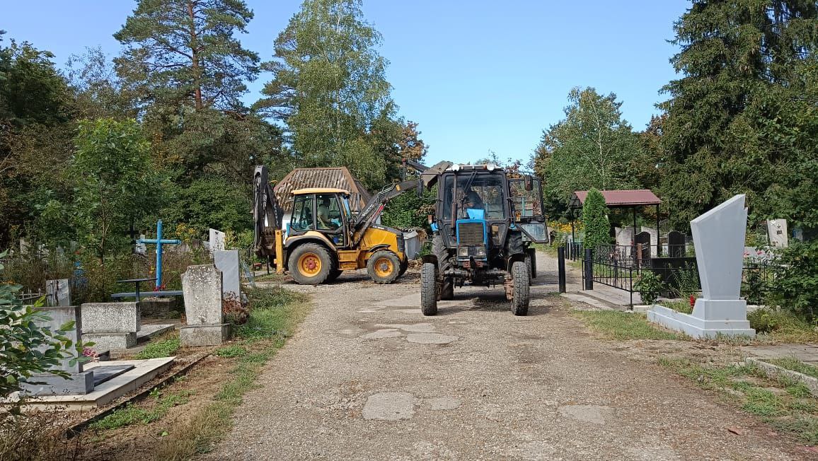Началась очередная санитарная пятница в Апшеронске С утра на кладбище в районе ПДК ведётся уборка силами городской жилищно-коммунальной службы Апшеронского городского поселения. Тяжёлой техникой помогает ИП Котляров. В течение дня работа продолжится на других объектах. Апшеронский рабочий Подписаться / / мы в МАХ