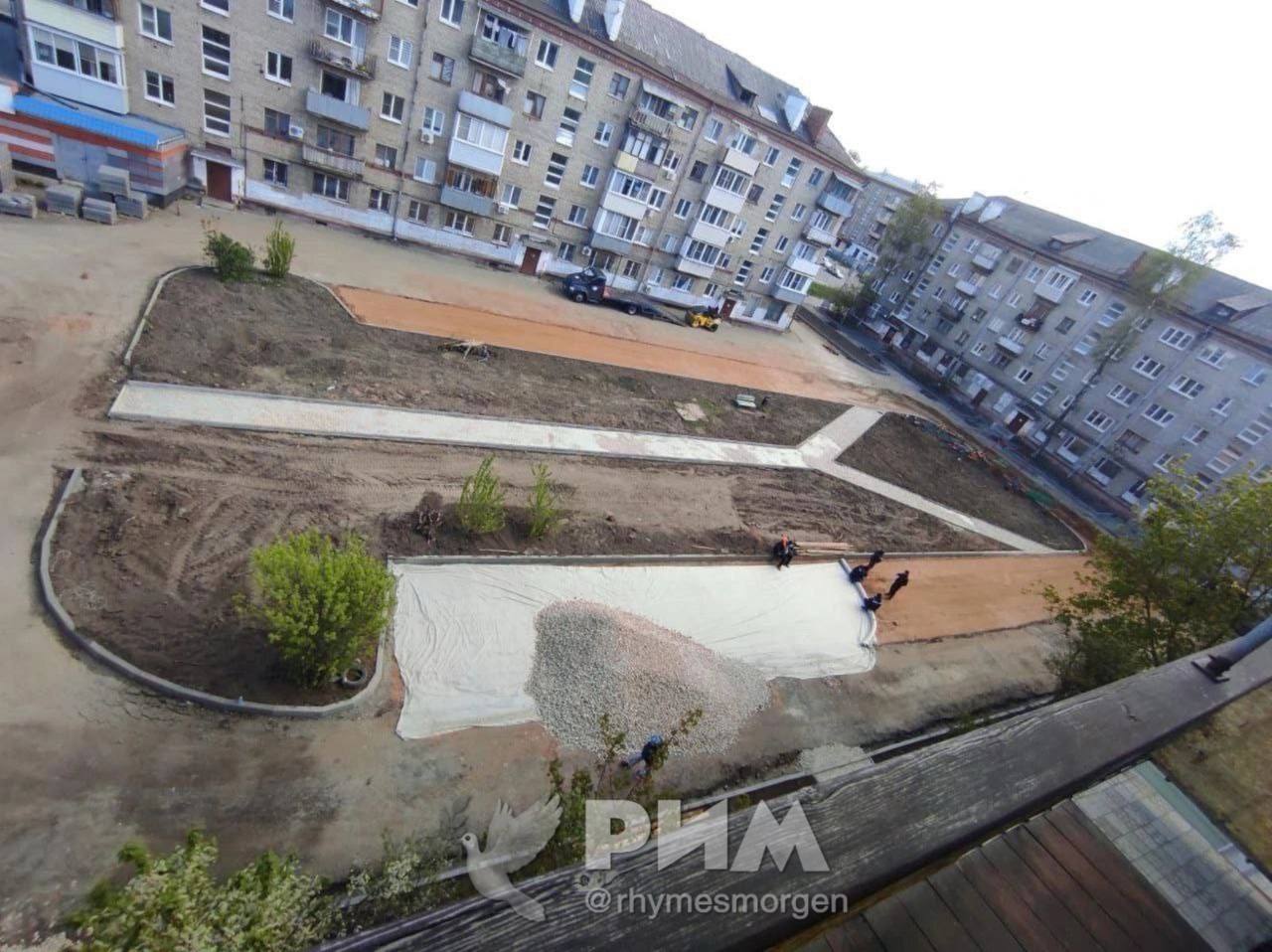 АЛЛЕЯ В ФОРМЕ ПЕНИСА ПОЯВИЛАСЬ В ПОДМОСКОВЬЕ В одном из районов Электростали местные жители пришли в ярость, что их окна теперь выходят на огромный мужицкий писюнярик после работ коммунальщиков по благоустройству города. Местные власти оправдываются, что никакого писюн-дизайна не задумывалось — они просто «хотели сохранить побольше зелени во дворе». — ох#енный дизайн — х#ёвый какой-то Рифмы и Морген