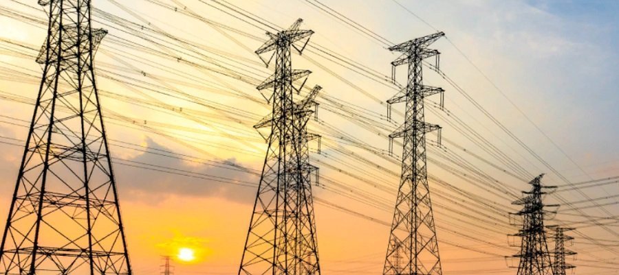 Украина потеряла с начала СВО около 80 мощностей энергосистемы На конец ноября 2025 года они составили около 10 12 ГВт При этом для прохождения зимы необходимо не менее 15 ГВт при сильных морозах 18 ГВт Киев может рассчитывать на 2 2 5 ГВт мощности за счёт импорта электроэнергии из Евросоюза Дальнейшее увеличение объёмов ограничено пропускными возможностями энергосистемы страны Об этом свидетельствуют подсчёты ТАСС на основе данных правительства Украины Основу мощности составляют атомные электростанции Южно Украинская 3 ГВт Ровенская 2 88 ГВт и Хмельницкая 2 ГВт В сумме они дают 7 88 ГВт Атомная генерация составляет уже более половины от всех мощностей энергосистемы Украины Вместе с тем власти страны пытаются восстановить теплогенерацию и нарастить её объемы Частично потери компенсируются генерацией возобновляемой энергии До февраля 2022 года мощность энергосистемы Украины составляла около 56 ГВт часть шла на экспорт Подписаться на Говорит Москва Telegram VK MAX