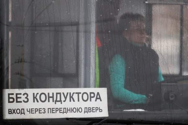 В Петербурге за полгода поймали более 700 тысяч безбилетников Число безбилетных пассажиров в Петербурге за первое полугодие 2025 года сократилось на 31 000 человек, по сравнению с аналогичным периодом прошлого года, сообщили в городском комитете по транспорту. Всего в автобусах, трамваях и троллейбусах провели более 1,3 млн рейдов, проверили 21,6 млн пассажиров. Было зафиксировано 711 378 случаев безбилетного проезда. С июня этого года штраф за проезд без билета подняли до 1500 рублей. Belkin Alexey/news.ru, Global Look Press