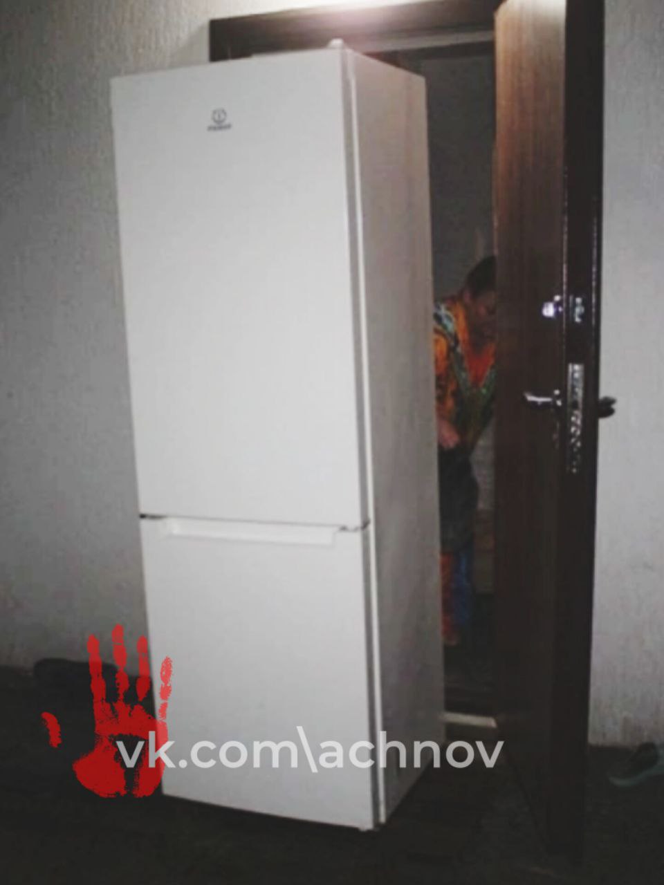 Этот холодильник украли двое мужчин у жителя Карталинского района   Примерный ущерб составил 5 тысяч рублей, сообщили в полиции. Стражи порядка сказали, что одного вора уже поймали.     - 32-летний преступник, имевший непогашеную судимость, задержан в порядке ст. 91-92 УПК РФ и решением суда для него избрана мера пресечения в виде заключения под стражу, - комментируют в полиции Карталинского района.   ‼ Кражу раскрыли по горячим следам. Холодильник уж вернули законному владельцу. Украли технику двое мужчин, 1976 и 1993 годов рождения. Они незаконно проникли в жилой дом и стащили холодильник.    Возбуждено уголовное дело по статье "Кража чужого имущества, совершенная с незаконным проникновением в жилище".