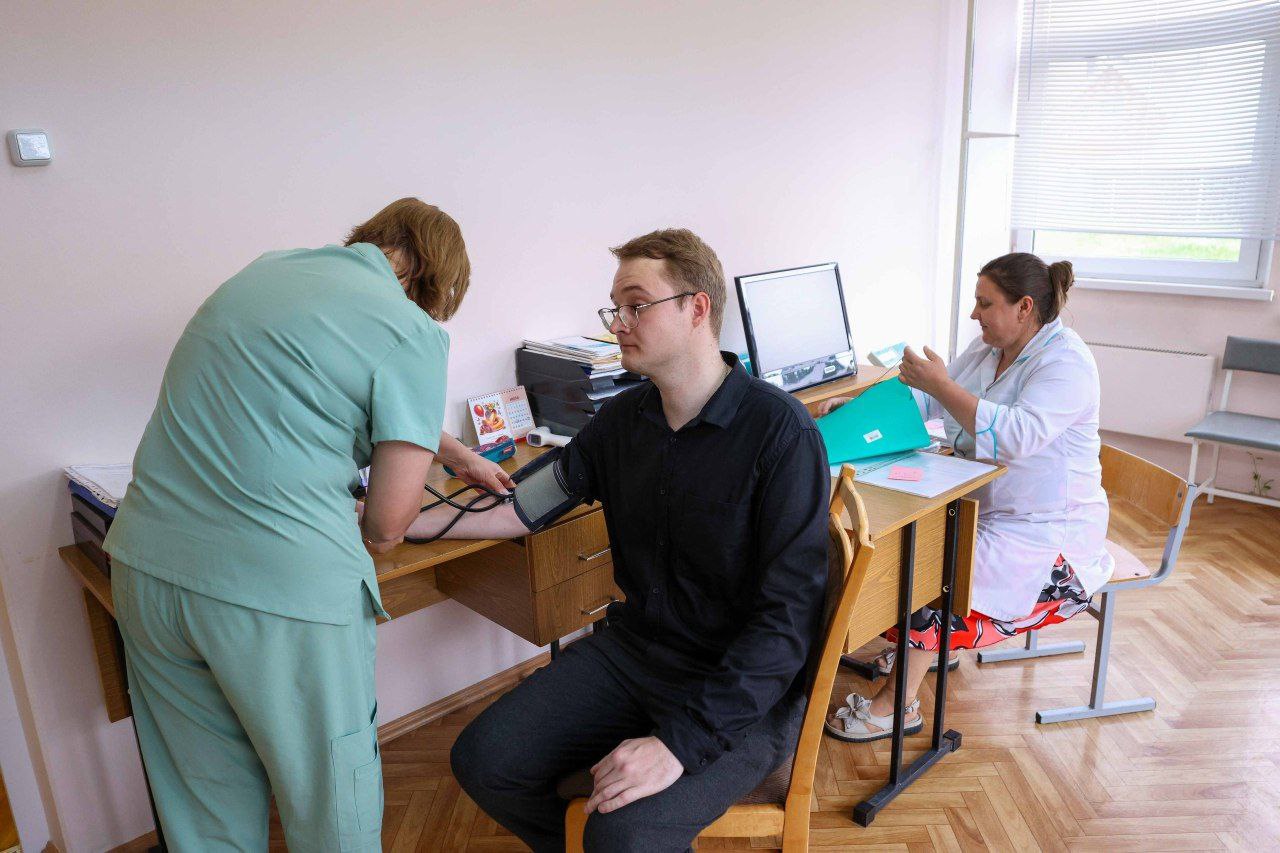 Сегодня в Сынкове обсудили с жителями самые разные темы. Людей волнуют вопросы благоустройства, безопасности, здравоохранения, строительства, образования. С коллегами постарались ответить на каждый подробно. Сделать пешеходные переходы от Дома культуры к храму и магазину, отремонтировать тротуар, дорогу у дома 6 на улице Центральной – такие обращения принял лично. Есть запрос на установку детской площадки в деревне Хряслово. В этом же населённом пункте договорились обновить асфальтобетонное покрытие на дороге в следующем году.