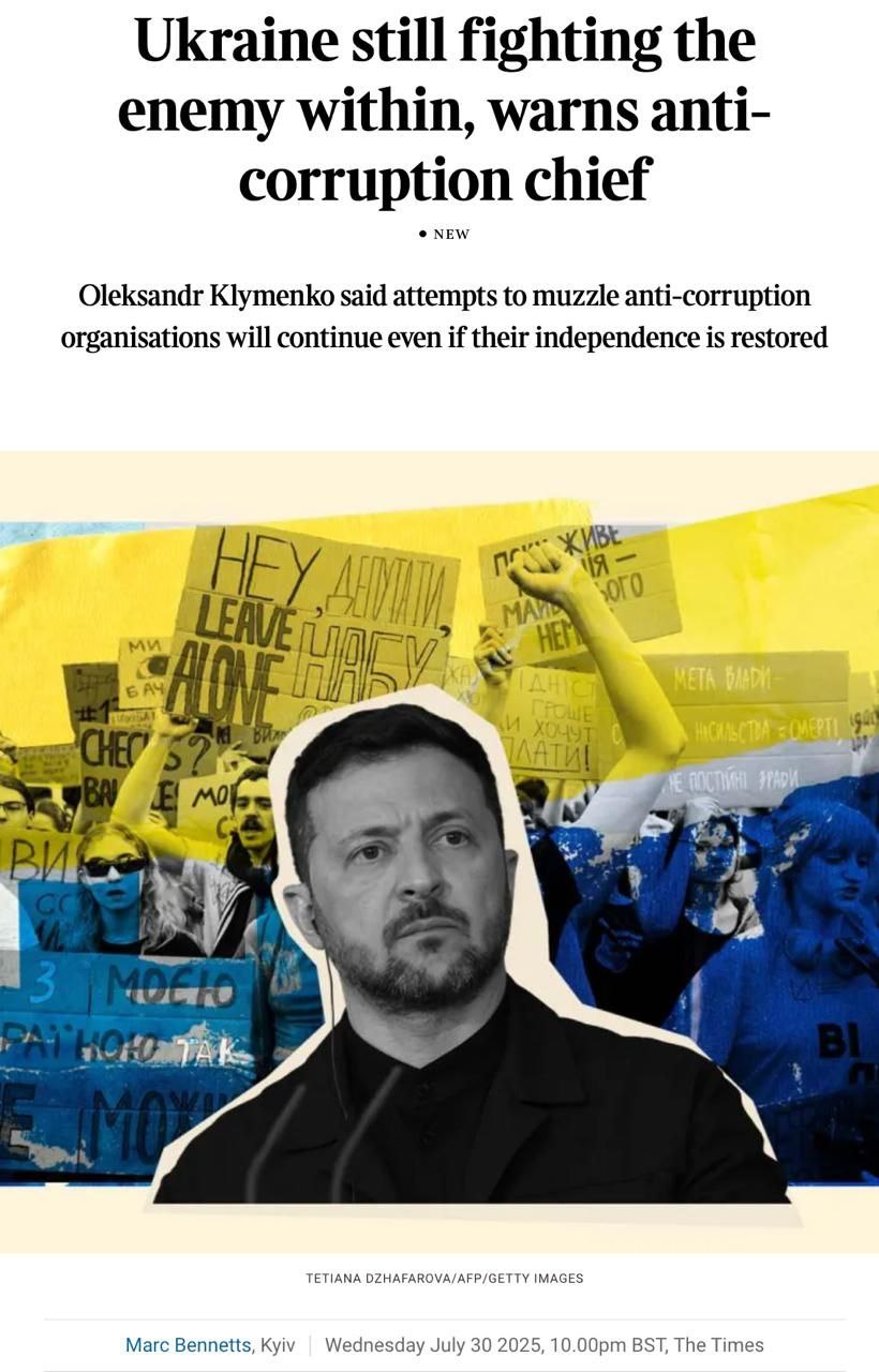 Глава САП продолжает раздавать интервью западной прессе накануне голосования в Раде за восстановление полномочий антикоррупционных ведомств. В интервью The Times Александр Клименко отметил, что хотя США вложились больше всего в работу НАБУ, сейчас интерес Вашингтона «значительно снизился» и это «одна из причин, по которой эта атака стала возможной». Главной целью «масштабной, преднамеренной спланированной атаки всех правоохранительных органов на антикоррупционную систему», по мнению главы САП, было «взять под контроль все наши расследования, чтобы иметь информацию о том, где мы расследуем, что мы расследуем и на каком этапе мы находимся… чтобы защитить людей от уголовной ответственности». Times называет это «решением Зеленского» и признаком его «отхода от демократии», хотя сам президент перекладывал ответственность на Раду. Клименко прогнозирует, что даже в случае восстановления их полномочий давление на антикоррупционеров продолжится, потому что «никто не отказался от своих планов помешать нам эффективно работать». По его словам, из-за атаки властей «один из детективов НАБУ уже отказался расследовать деликатное дело, опасаясь преследования», а «информаторы приостановили сотрудничество с нами, опасаясь раскрытия их личности». Напомним, похожие заявления Клименко сделал в интервью FT.