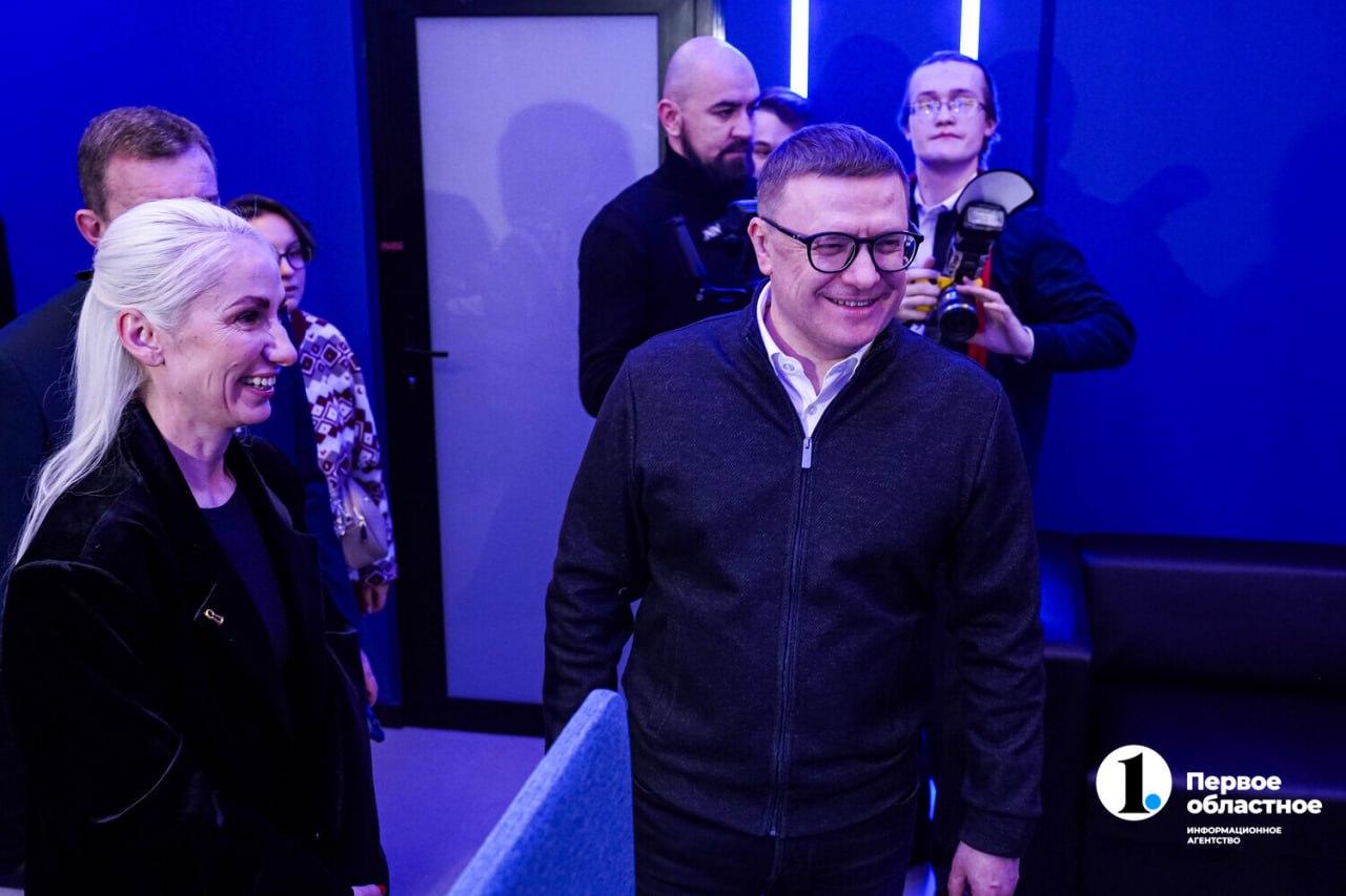 Алексей Текслер открыл в Челябинске первый в регионе фиджитал центр На Южном Урале активней станут развивать современное спортивное направление которое сочетает в себе классические виды спорта с виртуальными дисциплинами Первый в регионе фиджитал центр открыл сегодня губернатор Алексей Текслер Россия является страной основателем развития фиджитал спорта В прошлом году в Казани прошли на высочайшем уровне Игры Будущего я был там и даже поучаствовал в выставочном матче Главное что это направление активно развивается особенно у молодежи И мы не могли обойти вниманием такой тренд добавил глава региона Фиджитал центр станет площадкой для занятий виртуальным и классическим видами спорта На территории фиджитал центра располагаются открытое футбольное поле площадки для стритбаскета и воркаута В самом здании расположена киберспортивная зона оснащенная компьютерным залом на 20 игровых мест зоной консолей PS и системой виртуальной реальности Подписаться Прислать новость Подпишись на МАХ