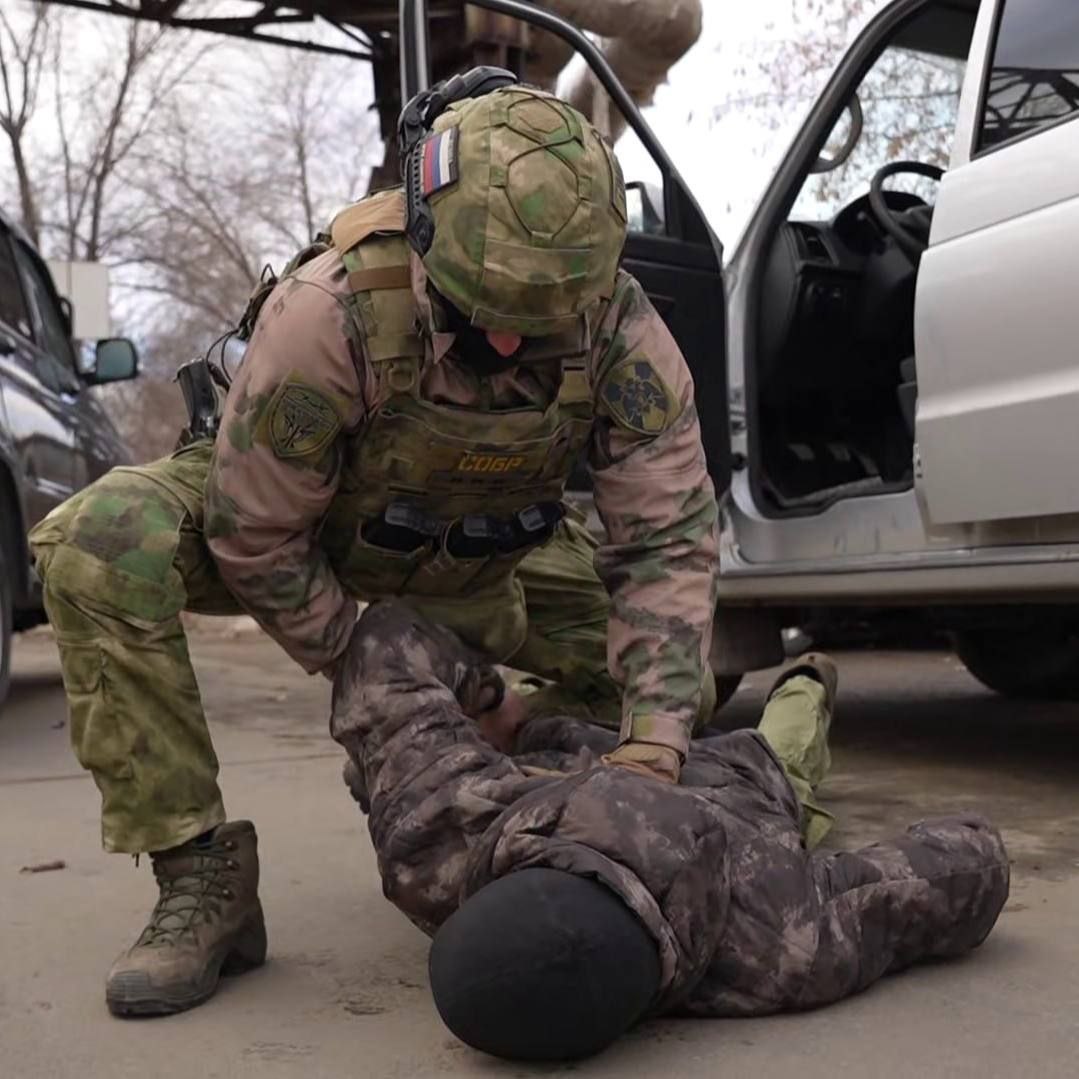 Сотрудники ФСБ задержали челябинца со взрывчаткой Ему 19 лет нигде не работает В его квартире были изъяты материалы для изготовления самодельного взрывного устройства Следователи обвиняют задержанного по статье Покушение на совершение теракта Ему грозит вплоть до пожизненного срока Суд отправил молодого человека в СИЗО 31tv ru Подписаться Прислать новость novosti chelyab bot