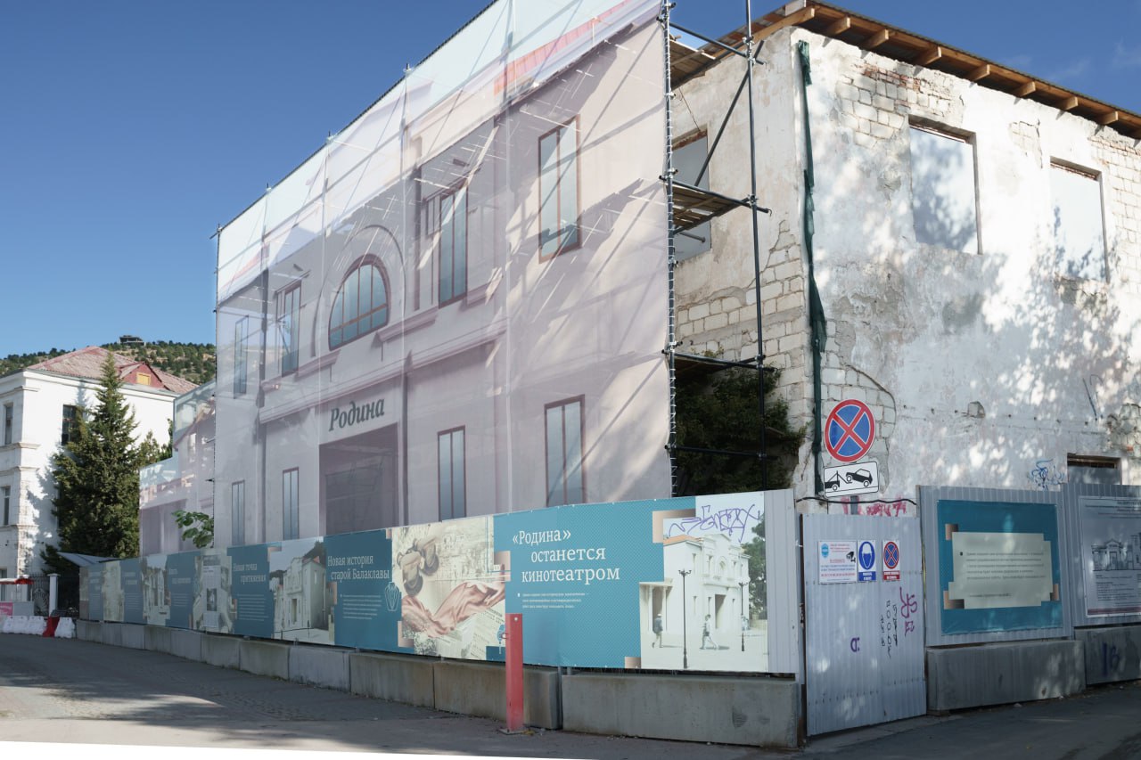 В Балаклаве проведут реставрацию исторических зданий В Балаклаве планируется провести реставрацию ряда исторических зданий с сохранением их первоначального архитектурного облика Об этом сообщил губернатор Севастополя Михаил Развожаев в своем Telegram канале Работы будут проведены в соответствии с первоначальным обликом зданий а реконструкция объектов культурного наследия будет проходить в строгом соответствии с охранными обязательствами которые диктует статус ОКН написал он Ранее специалисты реставрационно производственного объединения Тавр завершили противоаварийные работы на здании кинотеатра Монпепос После реставрации здание сохранит свое назначение здесь вновь будут показывать кино Южная служба новостей