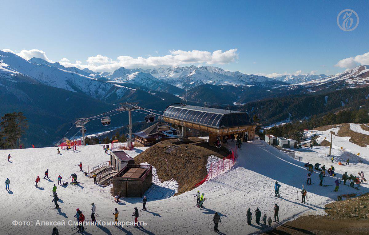 Отдых на российских горнолыжных курортах в сезоне 2025 26 подорожает в среднем на 7 за год Ночь в отеле там обойдется в среднем в 4 4 тыс руб Лидером по спросу остается Сочи 55 всех бронирований за ним следуют Архыз 17 Домбай 7 6 и Шерегеш 7 6 Эксперты ожидают что общий турпоток на российские курорты вырастет примерно на 10 При этом наиболее заметный рост цен отмечен на Алтае и в Мурманской области а в горном кластере Сочи увеличение цен напротив оказалось сдержанным Ъузнал