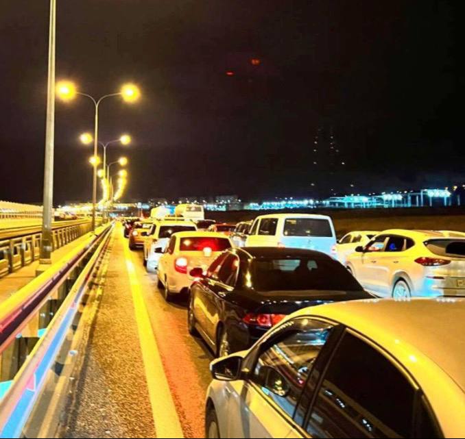 На Крымском мосту сохраняется пробка По последним данным в очереди на ручной досмотр со стороны Тамани находится 931 транспортных средств Время ожидания около трех часов В очереди на ручной досмотр со стороны Керчи находится 207 транспортных средства Время ожидания около часа Связь и запросы на размещение рекламы в Temruchok info bot Подпишись на Темрюк Инфо в MAX ВКонтакте Одноклассники