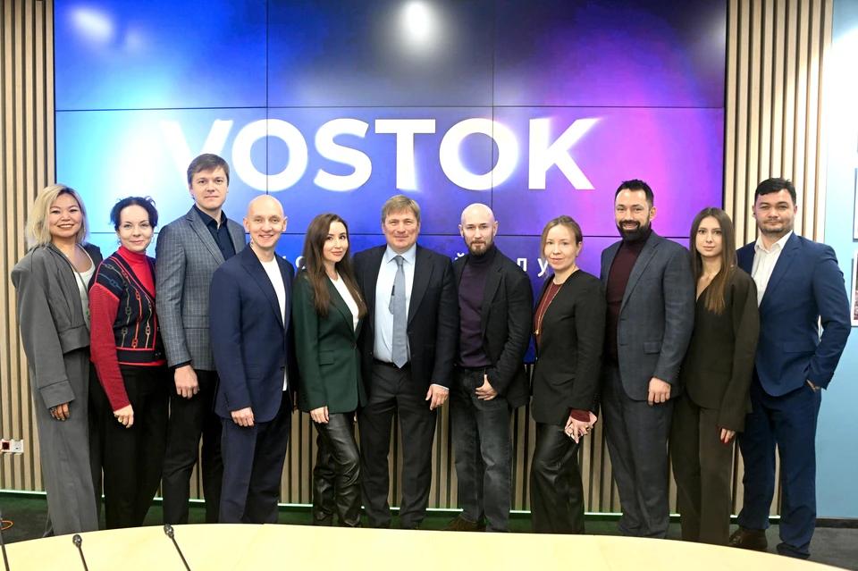Итоги 2025 зачем нужны рейтинги и премии В редакции Комсомольской правды при поддержке Фонда Росконгресс прошел круглый стол Vostok Club посвящённый роли профессиональных премий и рейтингов в развитии отраслей укреплении репутации и формировании новых стандартов Университеты РФ информационный партнер заседания Программный директор Vostok Club генеральный директор фонда Природа и люди Сергей Рыбаков отметил Главная цель рейтингов и премий укрепить репутацию подтвердить достижения и вдохновить на развитие Они становятся стратегическим инструментом который помогает формировать корпоративную культуру и удерживать лучших специалистов Заместитель генерального директора медиагруппы Комсомольская правда Анжелика Кирьян рассказала Премия Джентльмен года существует с 1994 года и отмечает не только спортивные достижения но и благородство игроков А проект 50 легендарных брендов показывает как народное признание объединяет страну Заместитель директора программный директор Фонда Росконгресс Армен Хачатрян отметил Сегодня участие в таких мероприятиях само по себе становится символом признания Это возможность быть замеченными и услышанными теми кто действительно движет страну вперёд Президент фестиваля Silver Mercury Михаил Симонов подчеркнул Фестивали это прожектор а не зеркало Они не просто отражают рынок а задают направление вдохновляют новые поколения и формируют стандарты индустрии Генеральный директор коммуникационного агентства SPN Communications Андрей Баранников рассказал Российская индустрия коммуникаций достигла зрелости и формирует собственную повестку Премия PROBA Awards стала эталоном качества на который равняется весь рынок Первый вице президент Российской ассоциации по связям с общественностью управляющий директор коммуникационного агентства Группа Дискурс Олег Полетаев добавил Мы оцениваем не проекты на один сезон а трансформации происходящие годами Репутация ответственность каждого сотрудника партнёра и руководителя Генеральный директор коммуникационного агентства АГТ и руководитель системы региональных конкурсов Национальной премии в области коммуникаций Серебряный Лучник Игорь Лащевский рассказал Когда мы начинали региональные конкурсы Серебряного Лучника было важно не просто дублировать федеральный формат а создать систему в которую поверят на местах Нужно было формировать жюри которому доверяют и обеспечивать реальную экспертизу Генеральный директор PR News Лилия Глазова подчеркнула Современные награды показывают как бренды учатся жить в новой реальности говорить о важном о людях и ценностях Руководитель направления по связям с общественностью компании Полюс Юлия Деева подчеркнула Мы поддерживаем Серебряный Лучник Будущее в Красноярске и на Дальнем Востоке Предоставляя кейсы для участников мы получаем свежий взгляд от молодого поколения Директор по развитию фестиваля рекламы и маркетинговых коммуникаций Silver Mercury Алина Дорохина добавила Сегодня Silver Mercury это целая экосистема Помимо федеральной премии мы развиваем образовательные программы и молодёжные инициативы Руководитель направления стратегических коммуникаций Т Банка Александр Леонов подчеркнул Для нас премии не история про награды ради наград Это площадка обмена опытом своеобразная выставка достижений где сильнейшие команды показывают как они решают задачи бизнеса Генеральный директор агентства КД Айта Лузгина отметила Любой креатив должен быть основан на инсайтах Сегодня социальная медиа аналитика помогает лучше понимать аудиторию и строить осознанные коммуникации PR директор RWB Анна Брычева подчеркнула образовательную ценность премий Премии это школа профессии Это способ увидеть живую практику понять что действительно работает В условиях информационного шума премии помогают удерживать ориентиры и получать честную обратную связь от рынка Подробнее читайте по ссылке Смотрите трансляцию по ссылке Читайте вместе с нами новости Университетов РФ