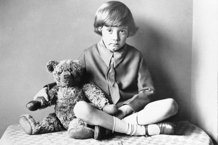 Сегодня День рождения Винни Пуха Именно в этот день в 1926 году в Лондоне вышла первая книга Алана Александра Милна Винни Пух после чего пушистый герой поселился в сердцах миллионов детей и взрослых Путь в книги и на экраны начался с лондонского зоопарка и настоящей плюшевой коллекции Кристофера Робина сына Милна Автор не раз рассказывал что ему не приходилось придумывать сюжет для Винни Пуха он просто записывал фантазии своего сына Кристофера Робина с которым нередко прогуливался по Эшдаунскому лесу в южной Англии Как появился Винни Пух почему настоящий Кристофер Робин его недолюбливал и как плюшевый мишка стал литературной легендой читайте в нашем материале