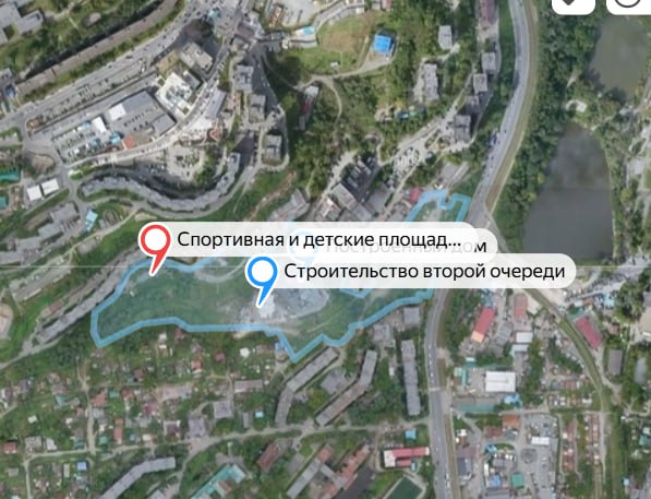 Застройщик потерял землю под 8 домов во Владивостоке  Суд в Приморье лишил компанию Строитель участка полученного ещё в 1986 году На этой земле планировалось возвести восемь многоэтажек но за десятилетия был построен лишь один дом а большая часть территории осталась пустырём Конфликт начался когда местные жители не сумев договориться с застройщиком самовольно обустроили на пустыре детскую площадку и хоккейную коробку Мэрия Владивостока поддержала горожан и подала иск указав что компания не использовала землю по назначению и не оформила её надлежащим образом Суд согласился отметив что застройка составляет лишь 4 3 от площади участка и постановил изъять землю Застройщик намерен обжаловать решение утверждая что имеет законные права на участок Дальнейшая судьба территории включая возможное продолжение строительства пока не определена Подпишись на Недвижимость Приморья