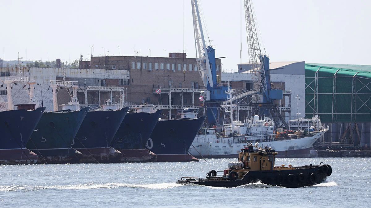 Минтранс предложил принципы регулирования эксплуатации ветхого флота Право на заход в порты будет дифференцироваться в зависимости от возраста и флага судна Минтранс предлагает до 2030 г ввести поэтапный запрет на заход в морские порты России иностранных судов возрастом более 40 лет Об этом говорится в письме ведомства от 4 августа в аппарат правительства за подписью замминистра Александра Пошивая сообщают Ведомости Типы судов которых коснется ограничение должно установить правительство PROtransport