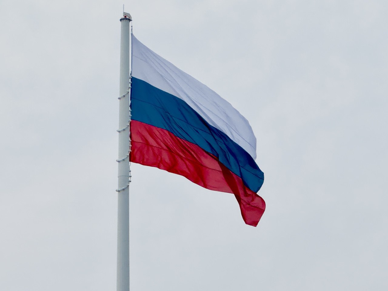 В День России в Краснодарском крае проведут 2,4 тысячи мероприятий. Во всех городах и районах Кубани состоится торжественная церемония поднятия флага страны. Одной из центральных акций станет создание живого триколора из бутонов роз на Главной городской площади Краснодара. В крае также проведут более 180 спортивных соревнований, чемпионатов, первенств, открытых тренировок, порядка 150 тематических акций и флешмобов, 35 церемоний вручения паспортов граждан России. Кубанские Новости