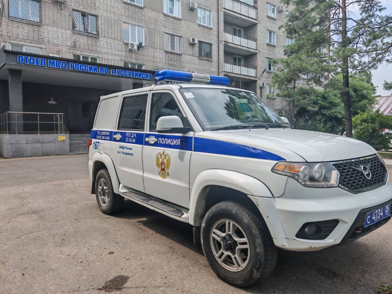 Полиция проводит проверку по факту стрельбы в Уссурийске Как сообщили в пресс службе отдела МВД России по г Уссурийску полиция проводит проверку по факту размещенной в социальных сетях видеозаписи на которой неустановленныймужчина находясь на территории жилого сектора произвел выстрел из предмета конструктивно схожим с оружием В настоящее время сотрудники полиции устанавливают личность и местонахождения мужчины запечатленного на видеозаписи По результатам проверки будет принято законное и обоснованное решение в соответствии с законодательством Российской Федерации t me prim police vk com public180487861 ok ru group 55028167540942 25 мвд рф