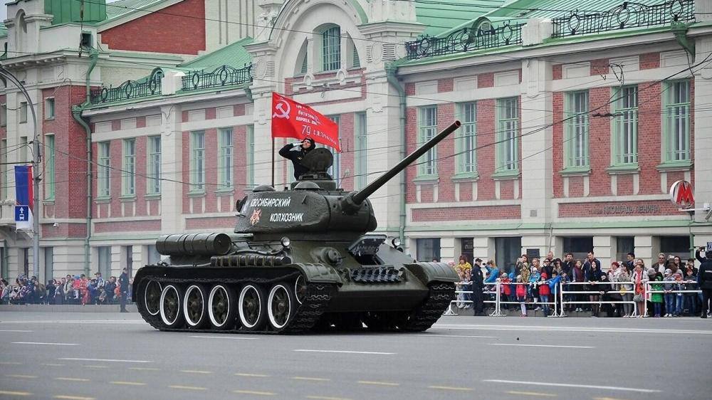 Единственный в Сибири масштабный парад Победы пройдет в Новосибирске В этом году шествия проведут в городах-героях и городах, где базируются штабы военных округов и флотов. Начало парада запланировано на 10:00. Он стартует на Площади Ленина – главной площади Новосибирска. Вся Сибирь Подписаться Павел Мирошников #Победа80 #Новосибирскаяобласть