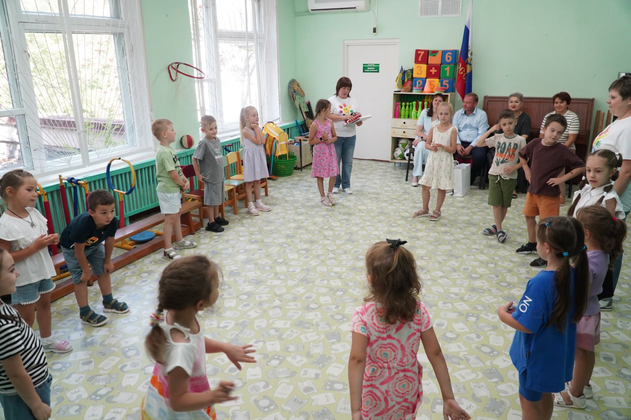 Депутат Воронежской областной Думы Николай Домнич и заместитель главы администрации - руководитель отдела образования и молодежной политики администрации Россошанского района Инна Домнич посетили детский сад № 21. Николай Сергеевич передал воспитаннице образовательного учреждения Варваре Логовской почетную грамоту за 3 место во Всероссийком конкурсе рисунков "Безопасные дороги глазами ребенка", подарил детям небольшие подарки. Девочка стала призером в возрастной категории до 6 лет, организатором мероприятия выступает политическая партия "Единая Россия". Дети в форме веселых игр показали гостям детского сада свои знания правил дорожного движения. #образованиеРоссошанскогоРайона