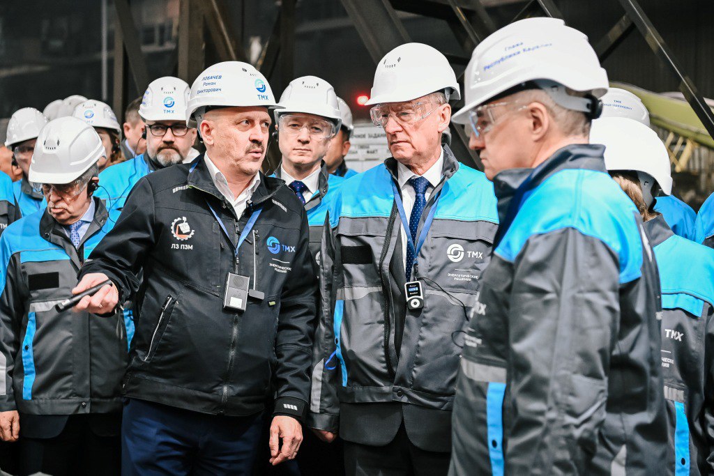 Игорь Руденя и Николай Патрушев оценили новую производственную площадку Литейного завода Петрозаводскмаш Полномочный представитель Президента РФ в Северо Западном округе Игорь Руденя Помощник Президента Председатель Морской коллегии РФ Николай Патрушев и Глава Карелии Артур Парфенчиков встретились с руководством ведущего промышленного предприятия республики и обсудили его дальнейшую модернизацию Генеральный директор ЛЗ ПЗМ Роман Лобачёв представил действующие производственные площадки и работу по инвестиционному проекту реализуемому при поддержке Фонда развития промышленности и Правительства Карелии Общий объем инвестиций составляет 3 8 млрд рублей из которых 2 4 млрд предоставил федеральный ФРП В ходе встречи на предприятии обсудили вопросы использования потенциала литейного завода для развития российского двигателестроения В кооперации с другими российскими промышленными предприятиями Карелия готова внести свой вклад в решение этой задачи Подробности по ссылке