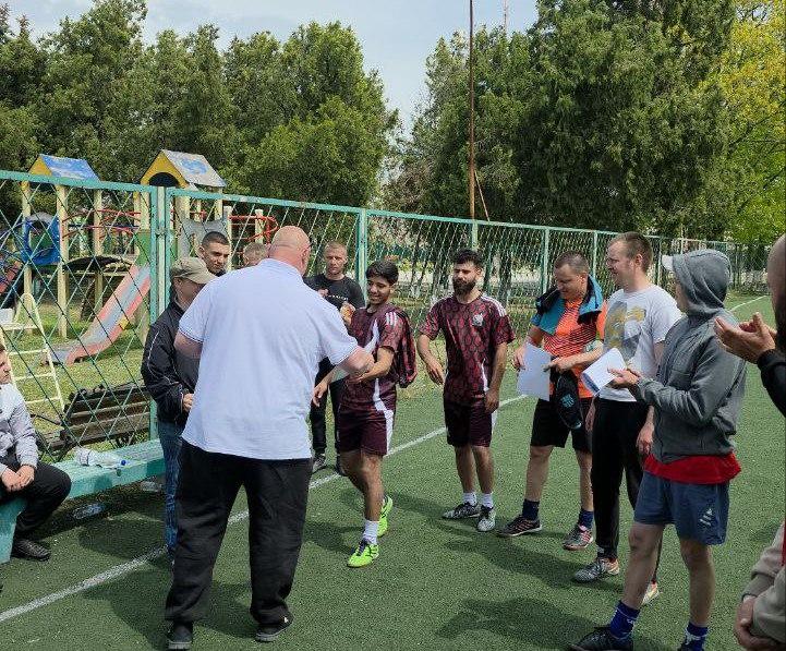 Футбол в честь Дня Победы Открытый кубок по футболу, посвящённый Дню Победы, состоялся в пгт Лазурное и стал настоящим праздником для всех любителей спорта. На поле встретились команды из Новософиевки, Долматовки, Владимировки и Лазурного, каждая из которых показала высокий уровень мастерства и командного духа. Начальник ТУ «Лазурное» Денис Бондарев отметил, что такие турниры не только способствуют выявлению спортивных талантов, но и укрепляют дружеские связи между населёнными пунктами. «Мы рады видеть такое количество участвующих команд и зрителей. Спорт объединяет людей, а подобные мероприятия помогают сохранять память о подвигах наших предков, которые защищали нашу страну», — добавил он. Матчи проходили в напряжённой борьбе и принесли зрителям множество ярких моментов. Каждый из участников стремился показать свои лучшие качества на поле, что сделало игры захватывающими и непредсказуемыми.