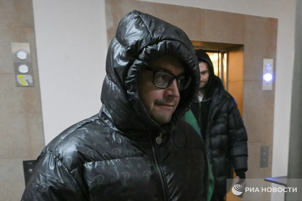 Суд отменил приговор Гуфу по делу о самоуправстве оно прекращено Сегодня рассматривали апелляции Прекратить дело просила защита рэпера аналогичной позиции придерживался и потерпевший так как перед ним извинились Против прекращения дела не возражал и прокурор Сам Гуф заявил что не собирается покидать Россию но ему нужно иногда выезжать песни попеть поэтому также просил прекратить дело Подписаться на РИА Новости