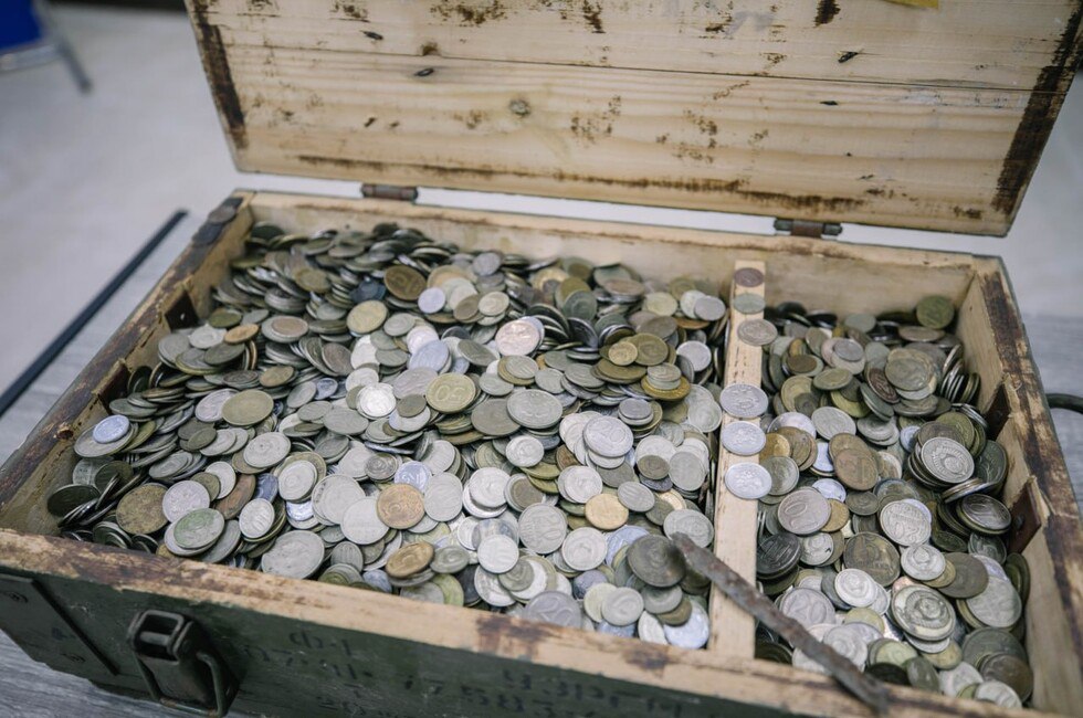 Мариупольцы внесли свою звонкую лепту в сбор металла для памятников героям ВОВ молодежь Победа80 Собрано более 20 кг монет различного достоинства Инициатива Живая память благодарных поколений объединила жителей города в стремлении сохранить память о подвигах предков Глава Мариупольского округа Антон Кольцов отметил символичность события подчеркнув что монументы станут вечным напоминанием о героизме народа победившего фашизм Читать полностью Фото из тг канала Антона Кольцова Подпишись на нас в MAX