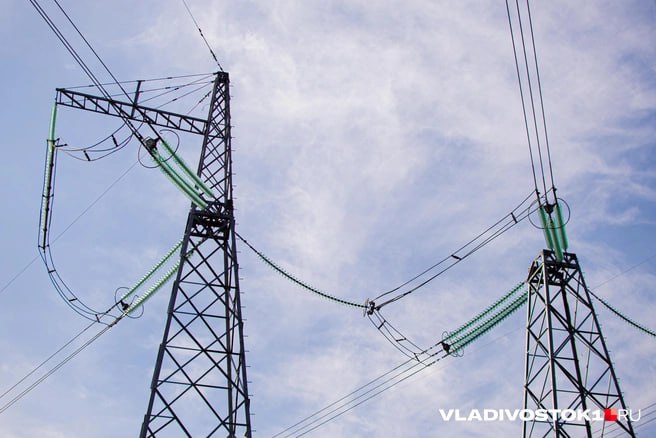 В Фокино возбуждено уголовное дело из-за незаконной продажи электросетей. Прокуратура ЗАТО Фокино обнаружила, что в 2022 году начальник управления имущественных и земельных отношений администрации города незаконно продал несколько объектов электросетевого хозяйства — высоковольтные линии и трансформаторные подстанции. Всего было заключено 19 договоров купли-продажи с предпринимателем на сумму более 4 миллионов рублей. Однако в договорах не были прописаны важные условия: кто будет обеспечивать эксплуатацию и модернизацию этих объектов для электроснабжения жителей. Это нарушает закон. По результатам проверки прокуратура передала материалы в правоохранительные органы. Сейчас по делу возбуждено уголовное производство по статье о превышении должностных полномочий. Ранее через суд удалось признать сделки недействительными, и спорное имущество вернули в собственность муниципалитета. Ход расследования уголовного дела находится под контролем прокуратуры. Подписаться