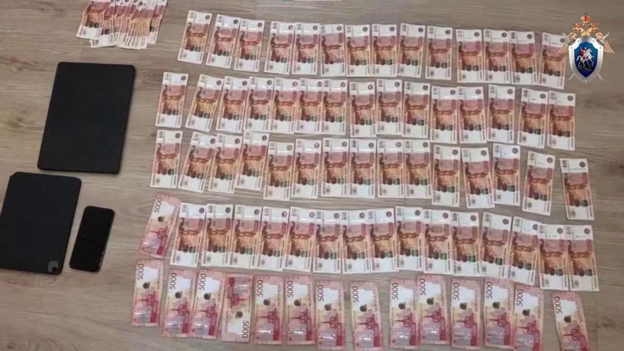 В Красноярске против экс замгендиректора КрайДЭО возбудили еще одно уголовное дело Как сообщили в СК дело возбудили против бывшего заместителя генерального директора по материально техническому обеспечению АО КрайДЭО и директора коммерческой компании Их подозревают в мошенничестве в особо крупном размере часть 4 статья 159 УК РФ По версии следствия 15 апреля 2024 года КрайДЭО и коммерческая компания заключили договор на 400 миллионов рублей на поставку битума мазута и сырой нефти Стоимость одной единицы товара составила 29 тысяч рублей В СК утверждают что подозреваемый не позднее 23 мая 2024 года незаконно способствовал заключению допсоглашения к договору по которому цена за единицу товара увеличилась с 29 до 46 тысяч рублей В итоге бухгалтерия КрайДЭО перевела директору коммерческой компании еще 90 миллионов рублей помимо стоимости контракта Директора коммерческой компании доставили из Москвы в Красноярск Сейчас он находится в СИЗО Бывший замгендиректора КрайДЭО сейчас под домашним арестом Тут подробнее об этом и прошлом уголовных делах prmira news