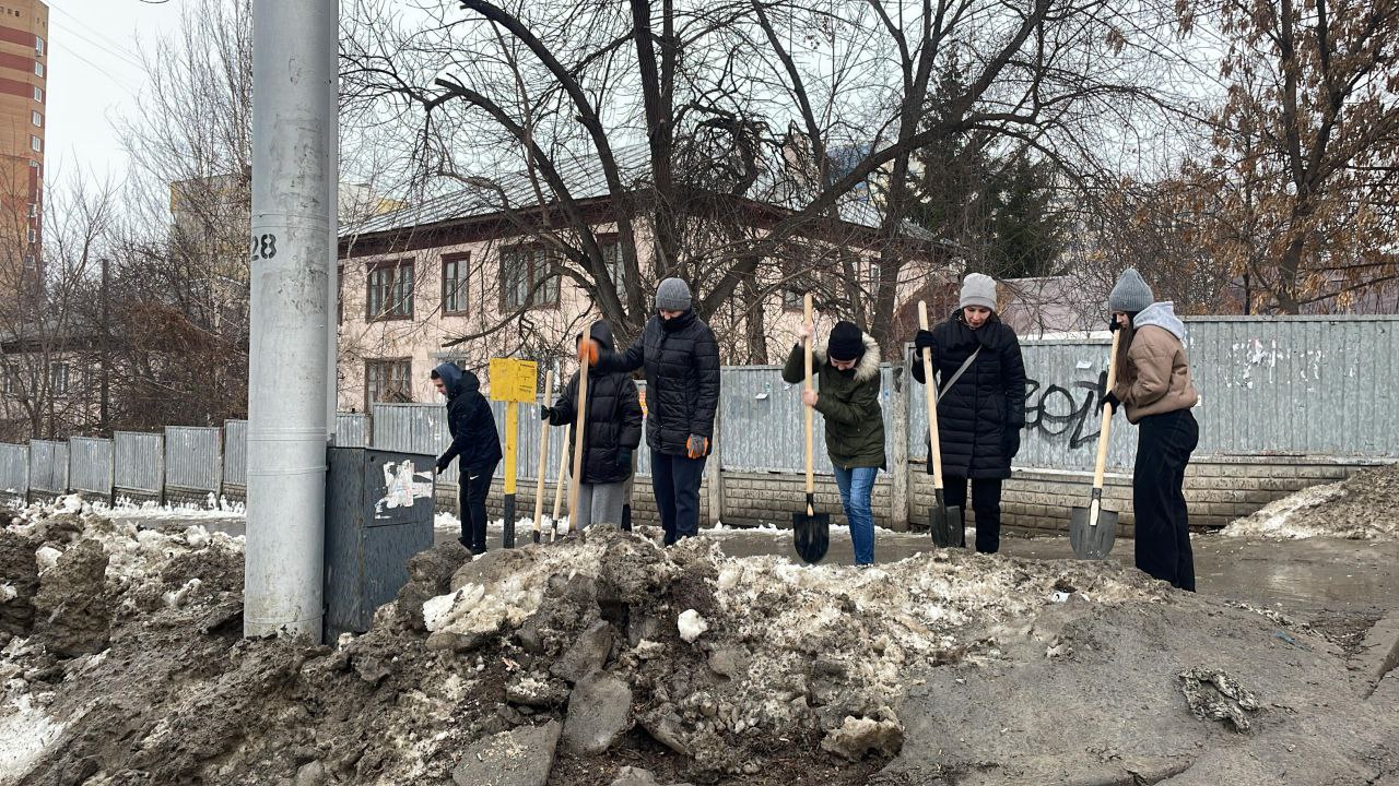 Чиновников, учителей и работников культуры в Уфе вывели на субботники  В Уфе 15 марта проходит общегородской субботник. Фотографии публикуют главы районных администраций. В числе первых на уборку вышли их подчиненные.  В Калининском районе в уборке улиц принимают участие не только сотрудники предприятий и обслуживающих организаций, жилищной сферы, но и учителя и работники сферы культуры.  «Думаю, нам всем уже надоела серая картинка, поэтому сегодня продолжаем очищать наледь и ворошить снег, чтобы он побыстрее растаял», - написал глава Октябрьского района Уфы Антон Тарасов.   «Большую часть работы, конечно, выполняют наши коммунальные службы, управляющие компании и службы по благоустройству», - уточнил глава Орджоникидзевского района города Рустем Хамитов.  Глава Ленинского района Уфы Олег Котов отчитался, что со своим замом Гуллярией Ялчикаевой провел ворошение снега по улице Ленина.  Ранее мэрия сообщала о датах общегородских чиновников в рамках месячника санитарной очистки города.