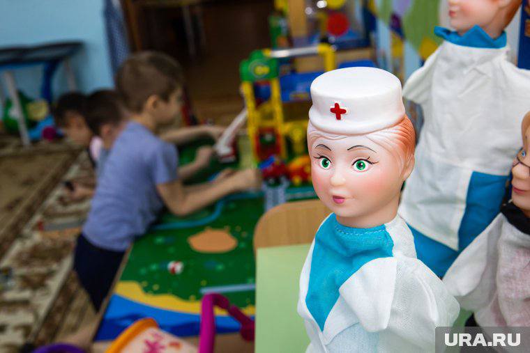 Закрыть детсады для детей нелегальных мигрантов предложили в Госдуме Аргументом в пользу такой радикальной меры является то, что дети, находящиеся на территории РФ нелегально, зачастую не имеют необходимых прививок и не проходят обязательные медицинские осмотры, что создает потенциальную угрозу распространения инфекций. О своей инициативе эксклюзивно для URA.RU сообщил депутат ГД Сергей Миронов. Его идею поддерживает член Совета по правам человека Кирилл Кабанов. В данный момент новые меры от Минпросвещения таковы: родители-мигранты обязаны предоставить справку об отсутствии у детей опасных для окружающих заболеваний, таких как туберкулез, сифилис, ВИЧ и лепра. Корреспондент агентства разобрался, станет ли вводимая мера эффективной и нужен ли в России полный запрет на посещение детсадов детьми-нелегалами — читайте в материале. А что думаете об этом вы?