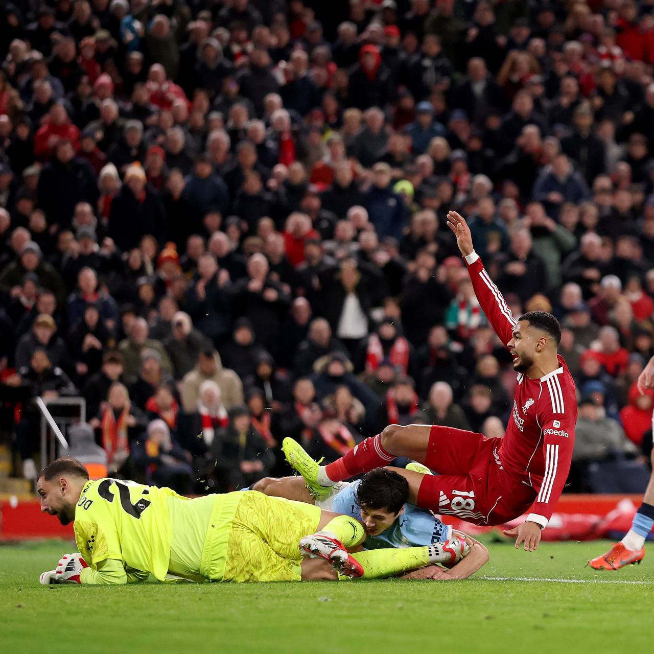 Хусанов покинул поле из за столкновения с Доннаруммой Итальянец влетел в лицо своего же защитника коленом К счастью узбекский защитник смог уйти с поля сам myachPRO