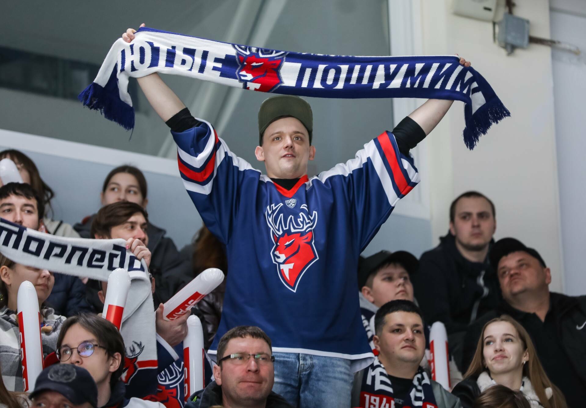 ХК «Торпедо» показало свою новую новую эмблему  Нижегородский хоккейный клуб «Торпедо» показало, как будет выглядеть новый логотип клуба, который команда будет использовать с предстоящего сезона. Соответствующие иллюстрации опубликовала пресс-служба нижегородского клуба.  На эмблеме по-прежнему будет изображен стилизованный олень. Изменится только политра цветов. Синий и красный цвета стали ярче. На ролике «Торпедо» показало, как и почему изменилась эмблема.  Читать полностью