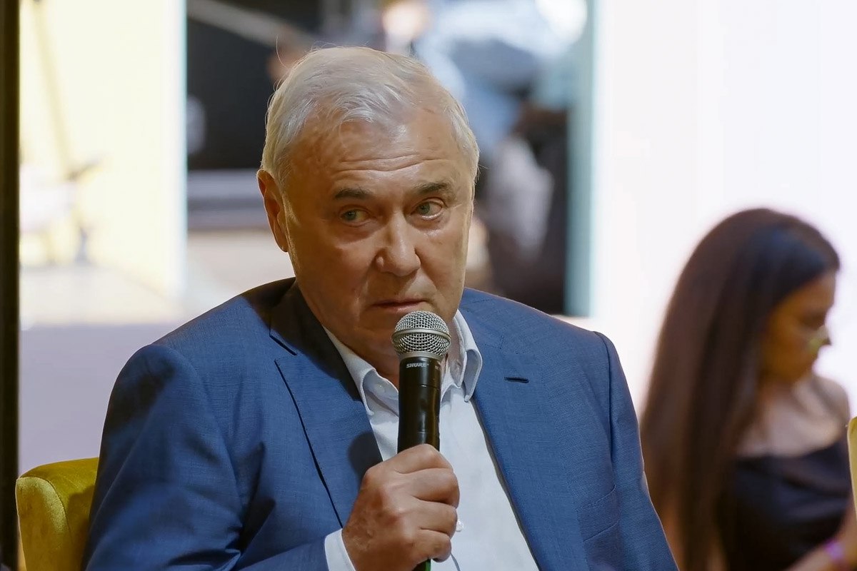 Почему важно скорее принять новый закон о страховании жилья от чрезвычайных ситуаций   Нынешняя зима выдалась необычной выпало очень много снега сильные морозы чередуются с оттепелями Весной снег будет таять и следует ожидать половодья выхода рек из берегов возможно прорыва дамб что может повлечь причинение серьезного ущерба жилым домам   Действующий сейчас закон о страховании жилья от чрезвычайных ситуаций не работает программы страхования жилых помещений не приняты ни в одном регионе Хотя массовое страхование жилья гарантировало бы гражданам полную компенсацию причиненного ущерба К тому же такая программа позволит оптимизировать расходы федерального и региональных бюджетов   Чтобы страхование жилья стало действительно массовым необходимо установить простые и доступные механизмы Нужно определить максимально удобные способы заключения договоров страхования низкие тарифы удобные способы оплаты страховой премии быстрый порядок перечисления страховых выплат При этом размеры страховых возмещений должны максимально соответствовать реальному ущербу Госдума активно работает новым законопроектом о страховании жилья который я внес в парламент весной 2025 года Проводятся консультации с органами власти и страховым сообществом Рассчитываем в ближайшей перспективе определить наиболее эффективные параметры страхования жилья граждан от рисков чрезвычайных ситуаций